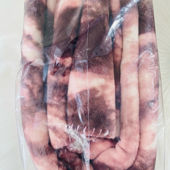 VS PINK Sherpa Blanket Tie Dye - Picture 7 of 7